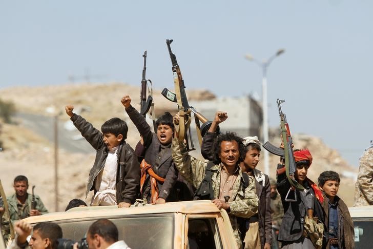 © Reuters. حلفاء يمنيون يتقاتلون في صنعاء مع انهيار جهود الوساطة