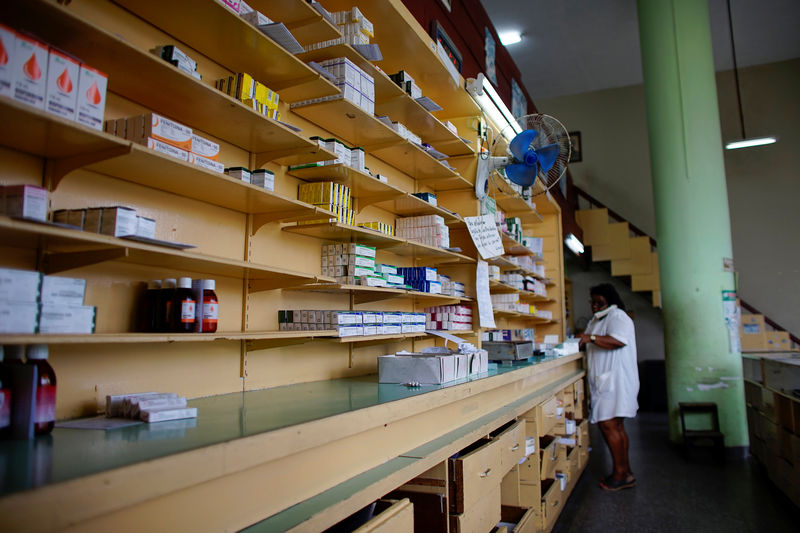 © Reuters. Cuba combate la escasez de medicinas provocada por su falta de efectivo