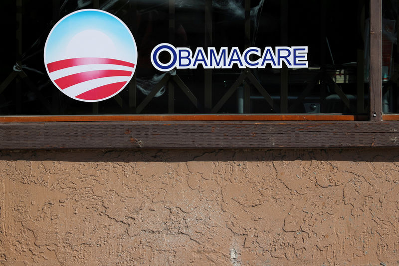 © Reuters. FILE PHOTO: A sign on an insurance store advertises Obamacare in San Ysidro