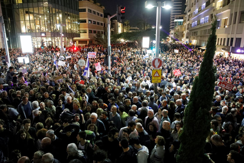 © Reuters. عشرات الآلاف من الإسرائيليين يحتجون ضد نتنياهو والفساد