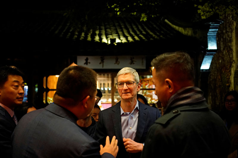 © Reuters. Apple CEO Tim Cook arrives before the fourth World Internet Conference in Wuzhen, Zhejiang province