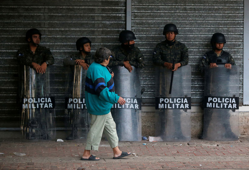 © Reuters. Las fuerzas seguridad patrullan las calles en la capital Honduras tras un toque de queda