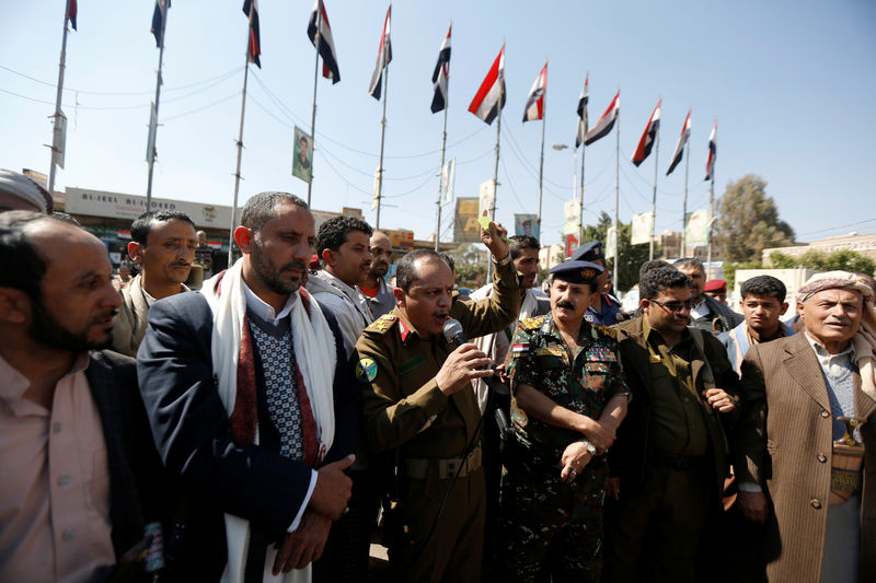 © Reuters. Yahya al-Mahdi, a Houthi military official addresses a gathering celebrating Houthi advancement on forces loyal to Yemen's former president Ali Abdullah Saleh at Tahrir Square in Sanaa
