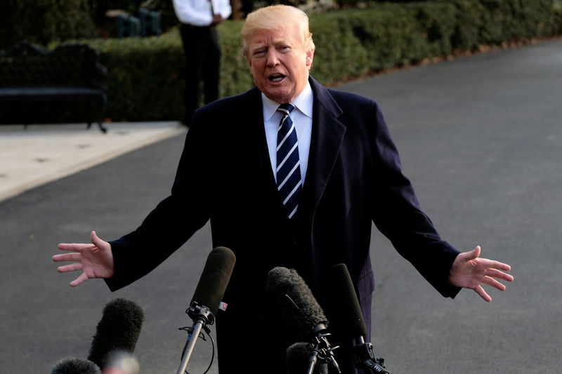 © Reuters. U.S. President Donald Trump speaks to reporters before departing the White House for New York in Washington