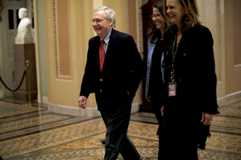 © Reuters. U.S. Senate Majority Leader McConnell walks to the Senate floor as debate wraps up over the Republican tax reform plan in Washington