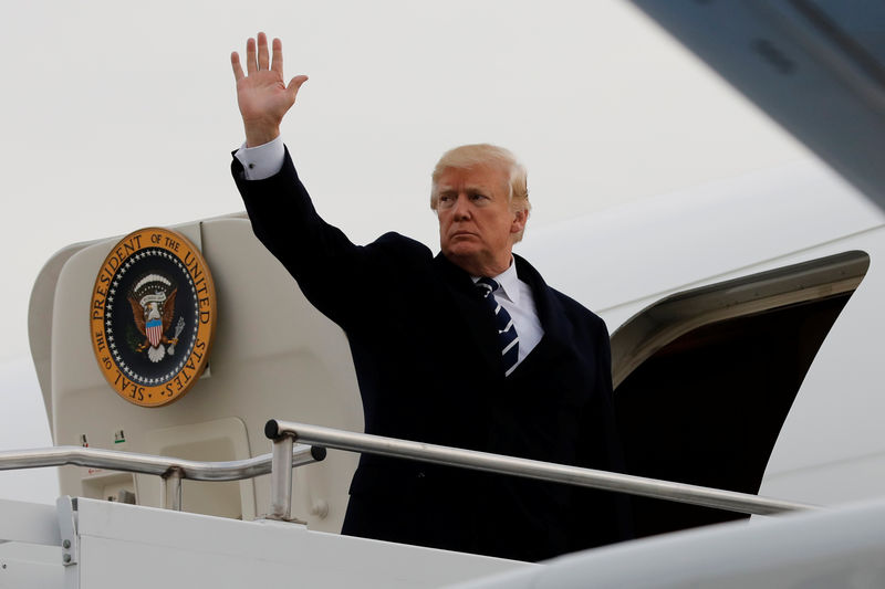 © Reuters. President Donald Trump waves as he boards Air Force One