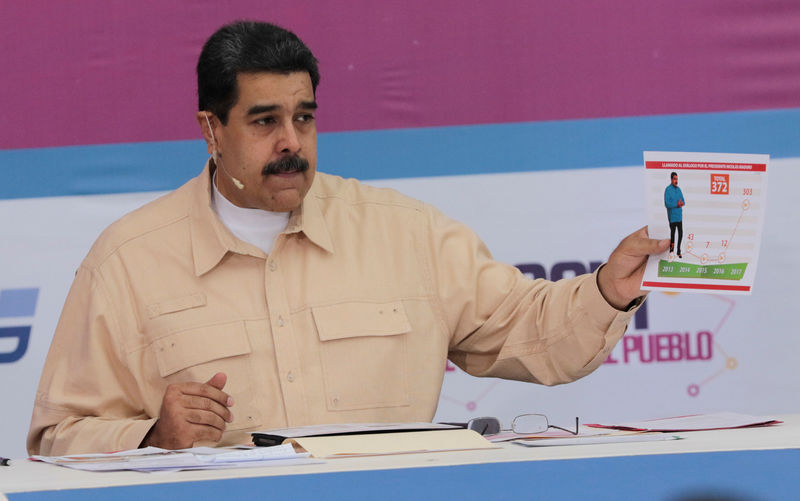 © Reuters. Venezuela's President Nicolas Maduro speaks during his weekly radio and TV broadcast "Los Domingos con Maduro" (The Sundays with Maduro) in Caracas