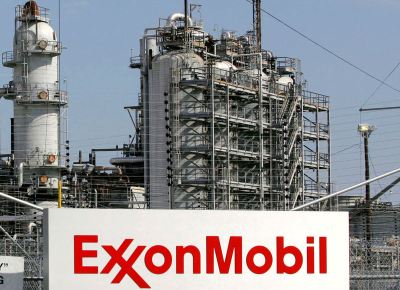 © Reuters. FILE PHOTO: A view of the Exxon Mobil refinery in Baytown, Texas