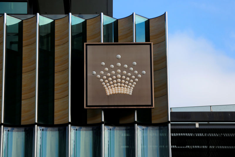 © Reuters. FILE PHOTO: The logo of Australian casino giant Crown Resorts Ltd adorns the hotel and casino complex in Melbourne, Australia