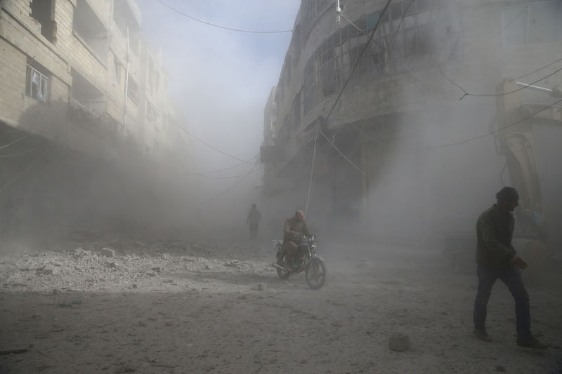 © Reuters. سكان والمرصد: طائرات سورية وروسية تقصف مناطق سكنية في الغوطة الشرقية