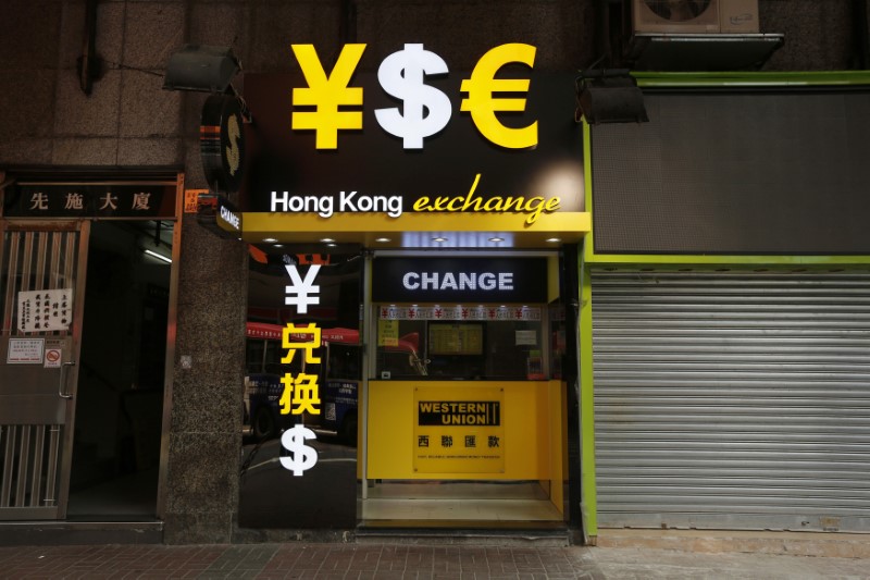 © Reuters. Monetary signs are seen at a currency exchange in Hong Kong