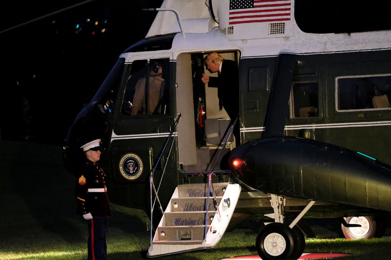 © Reuters. U.S. President Donald Trump gives the pilots of Marine One a "thumbs up" as he returns to the White House from New York in Washington