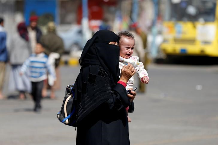 © Reuters. الصليب الأحمر: صنعاء شهدت أعنف اشتباكات على الإطلاق وأعداد القتلي والجرحي في تزايد