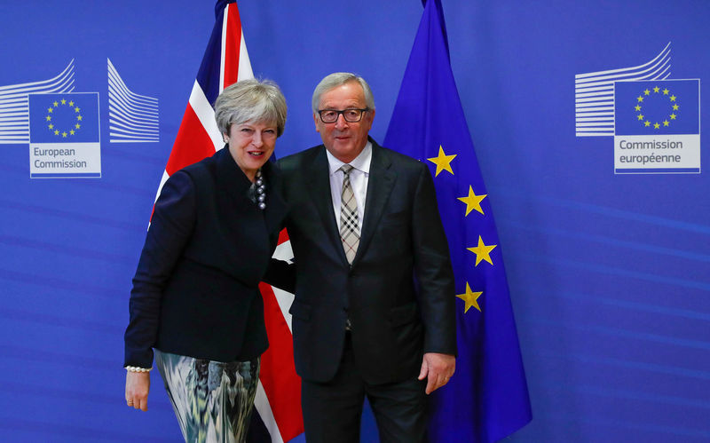 © Reuters. Primeira-ministra britânica, Theresa May, é recebida pelo presidente da Comissão Europeia, Jean-Claude Juncker, em Bruxelas