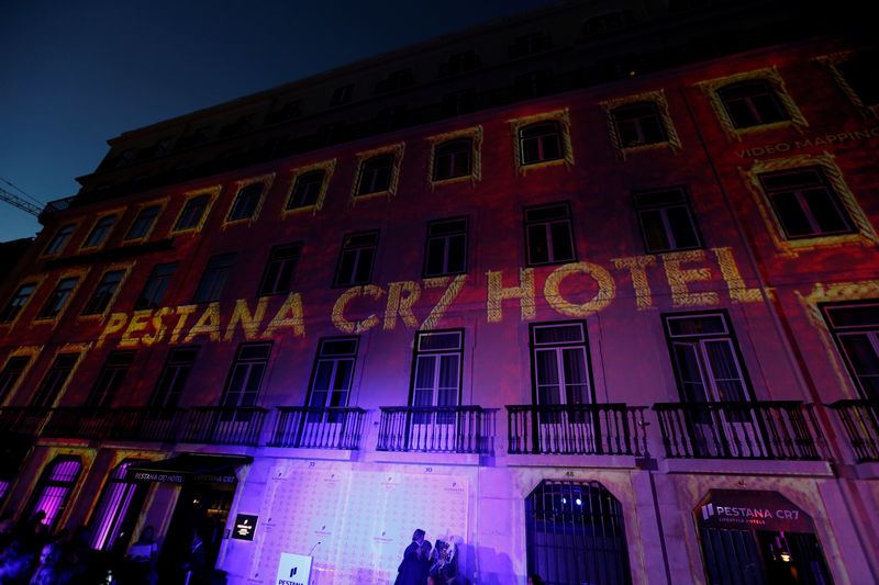 © Reuters. Ronaldo y Pestana, dispuestos a expandir el negocio de hoteles CR7 a España y EEUU