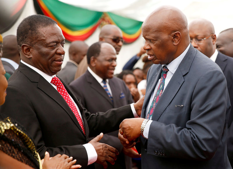 © Reuters. Presidente do Zimbábue, Emmerson Mnangagwa, parabeniza seu ministro das Finanças, Patrick Chinamasa, após dar posse a gabinete de ministros em Harare