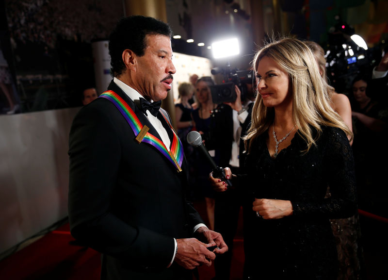 © Reuters. Homenageado do Kennedy Center Lionel Richie chega para evento em Washington