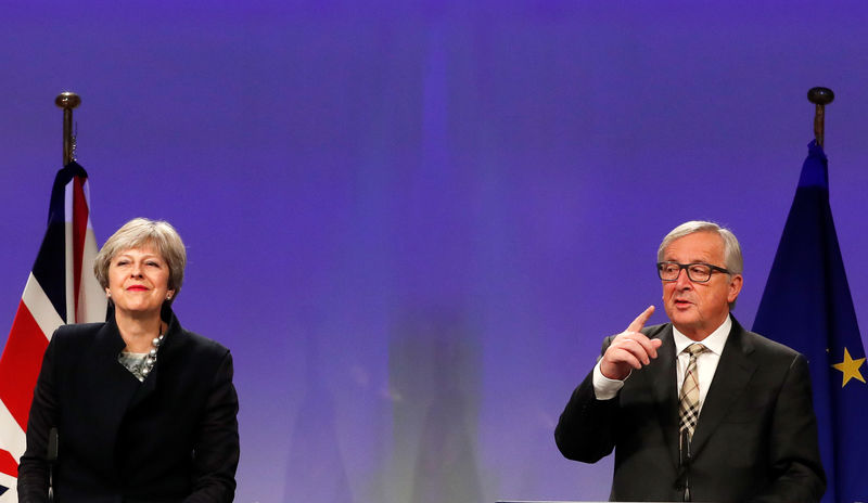 © Reuters. Theresa May e Jean-Claude Juncker fazem declaração em Bruxelas