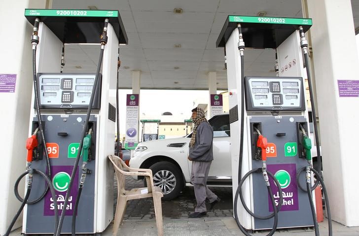 © Reuters. Worker walks at a petrol station in Riyadh