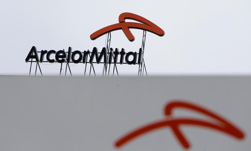 © Reuters. A logo is seen on the roof of the ArcelorMittal steelworks headquarters in Ostrava