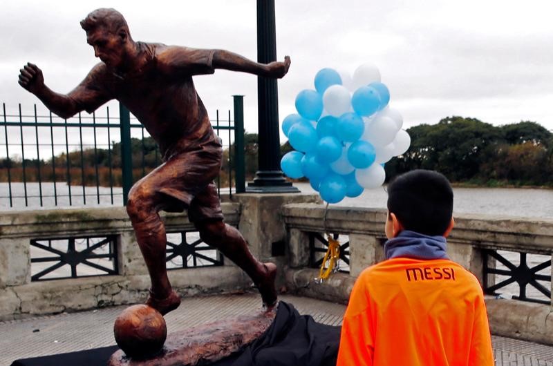 © Reuters. تمثال ميسي يتعرض للتخريب مجددا
