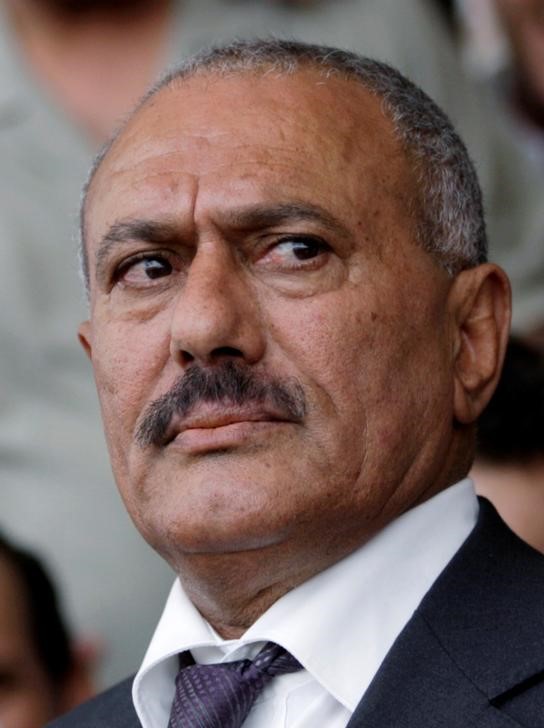 © Reuters. رجل في الاخبار- صالح رجل اليمن القوي يخسر مقامرته الأخيرة