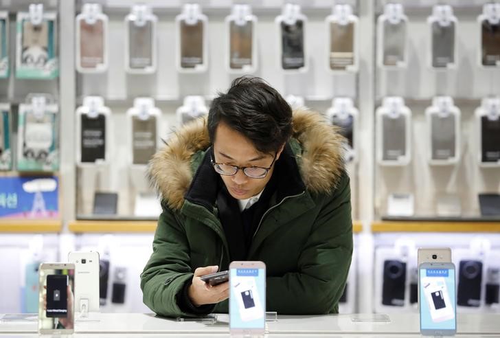 © Reuters. Homem testa celular em loja de Seul, Coreia do Sul