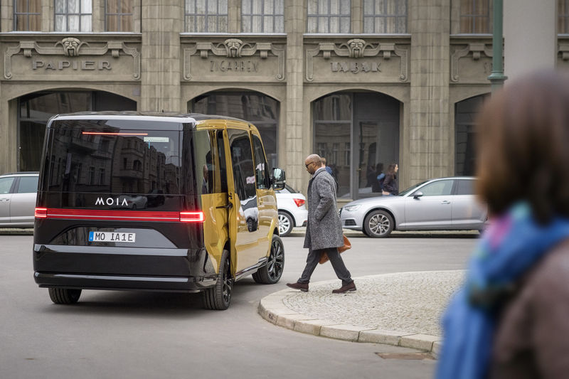 © Reuters. VW VISE LE MARCHÉ DU COVOITURAGE AVEC UN MINIBUS TOUT ÉLECTRIQUE