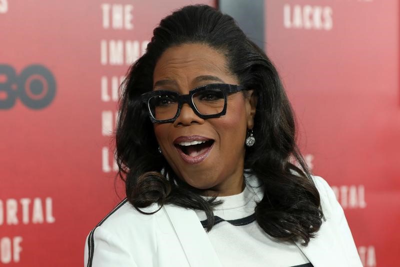 © Reuters. FILE PHOTO - Oprah Winfrey smiles at the premiere of "The Immortal Life of Henrietta Lacks" in New York