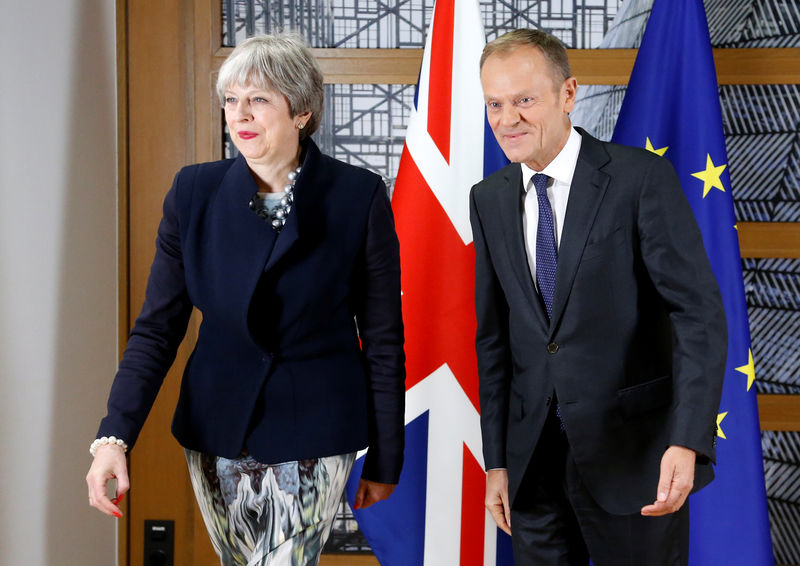 © Reuters. Premiê britânica May e presidente do Conselho da UE Tusk posam em Bruxelas