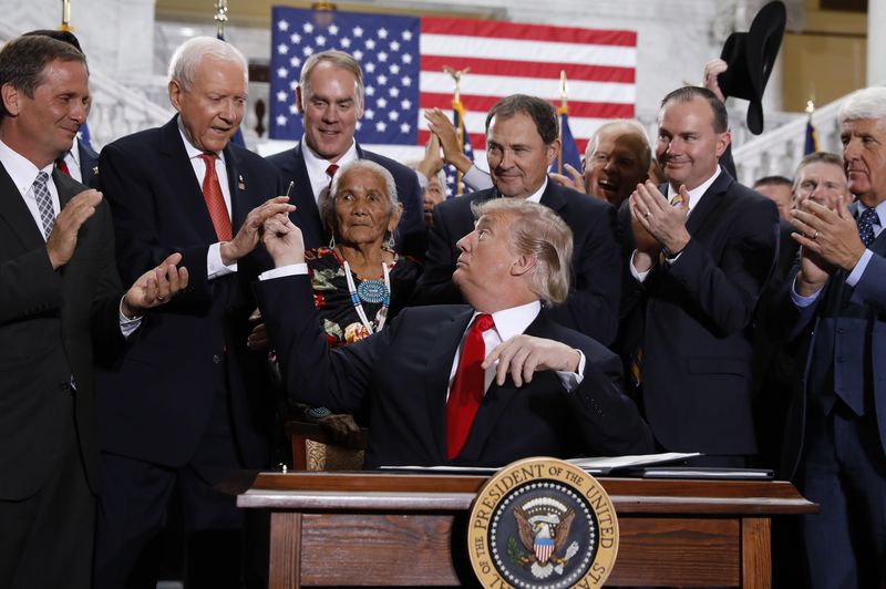 © Reuters. U.S. President Trump hands pend to Hatch after signing Utah monuments executive order at Utah State Capitol in Salt Lake City, Utah