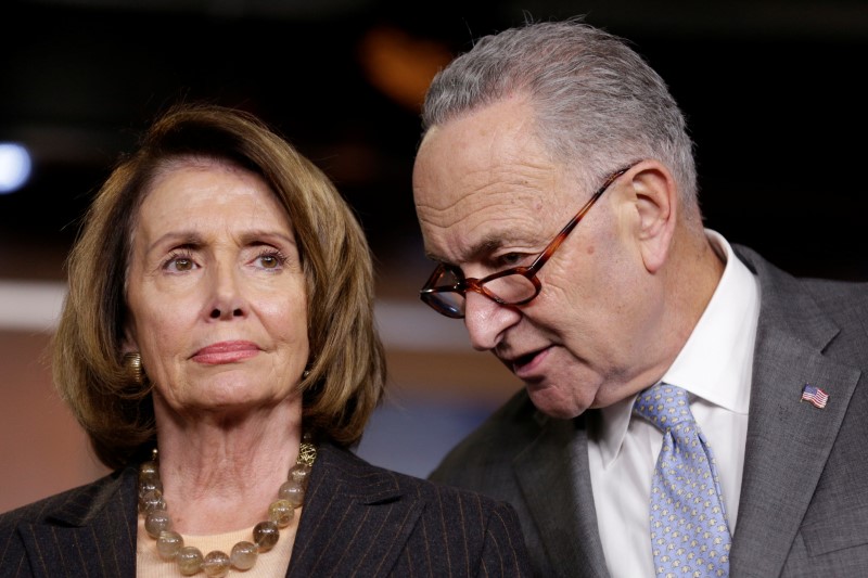 © Reuters. Nancy Pelosi e Schumer conversam em Washington