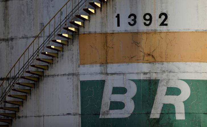 © Reuters. Tanque com o logo da Petrobras em Brasília, no Brasil