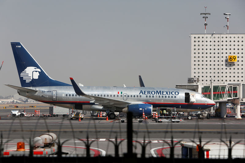 © Reuters. Aeromexico aeroplanes are pictured on the airstrip at Benito Juarez international airport in Mexico City