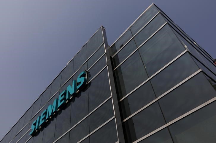 © Reuters. FILE PHOTO: A logo of Siemens is pictured on a building in Mexico City