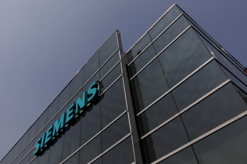 © Reuters. FILE PHOTO - A logo of Siemens is pictured on a building in Mexico City