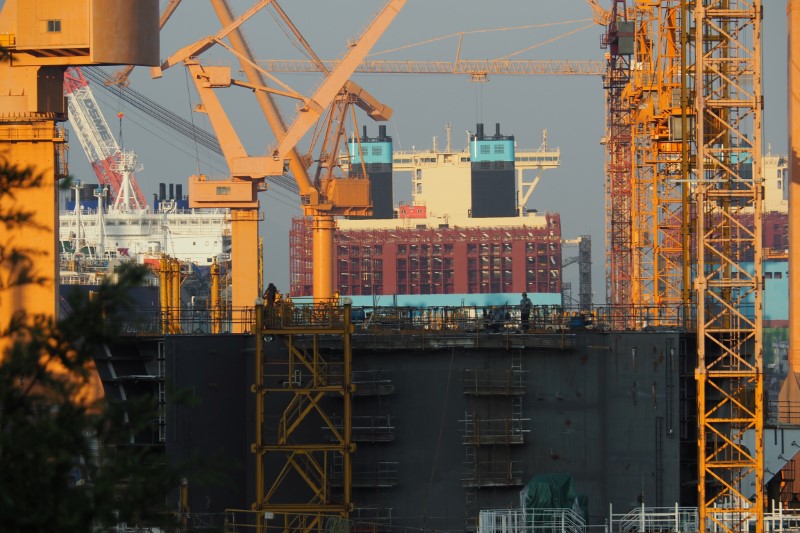 © Reuters. Two large container ships and a tanker can be seen in construction in a ship yard close to Busan