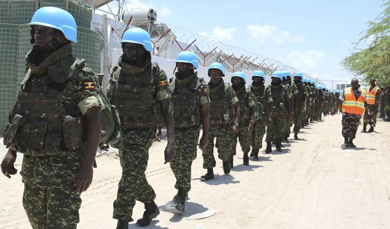 © Reuters. رئيس بعثة حفظ السلام بالصومال يقول خفض عدد القوات قد يضر المهمة
