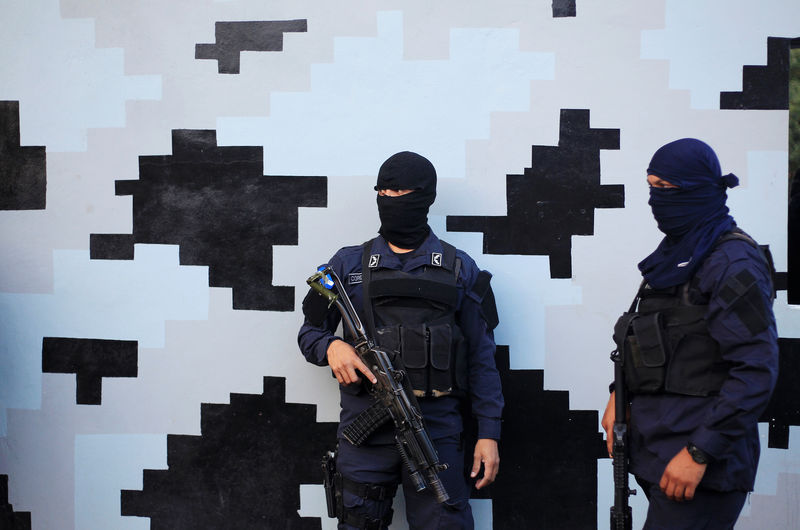 © Reuters. شرطة هندوراس تتجاهل حظر التجول والمحتجون يتدفقون على الشوارع