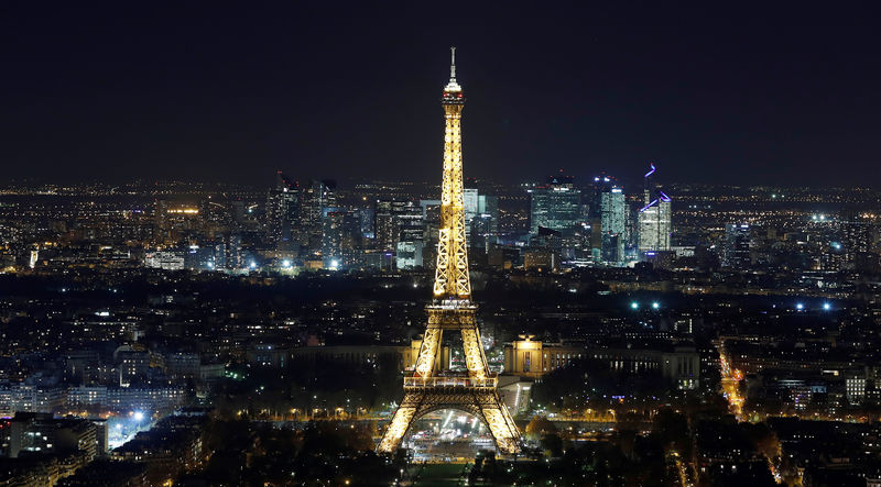 © Reuters. A general view shows the Eiffel Tower and the financial and business district in La Defense, west of Paris