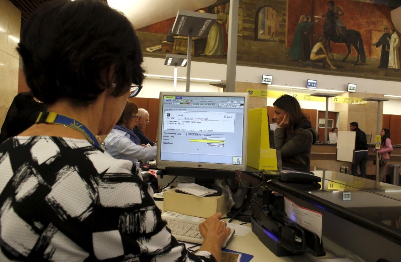 © Reuters. Una donna a lavoro in un ufficio postale