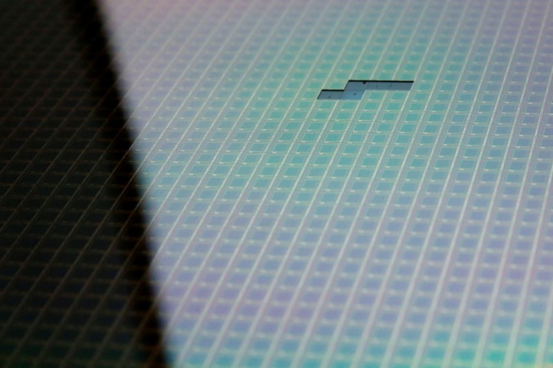 © Reuters. A semiconductor wafer is seen at Tsinghua Unigroup research centre in Beijing