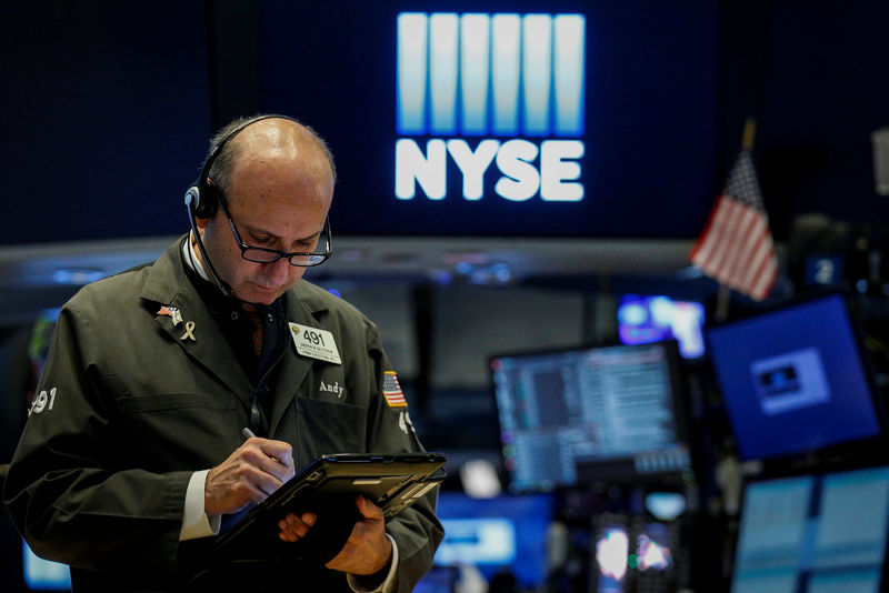 © Reuters. Traders work on the floor of the NYSE in New York