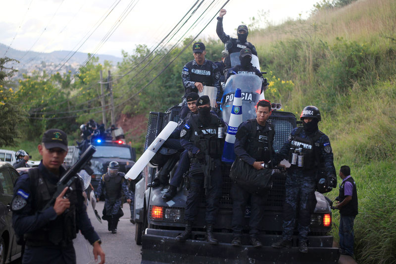 © Reuters. Policiais de Honduras chegam a sede da polícia para participar de greve em Tegucigalpa