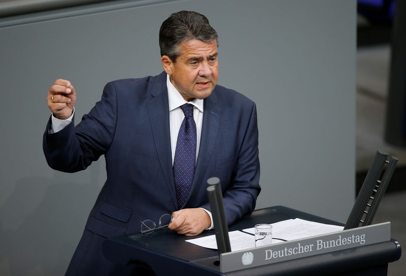 © Reuters. Ministro das Relações Exteriores da Alemanha, Sigmar Gabriel, durante sessão do Parlamento em Berlim