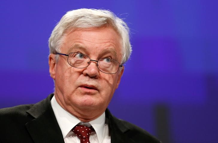 © Reuters. Ministro britânico para o Brexit, David Davis, durante coletiva de imprensa na Bélgica