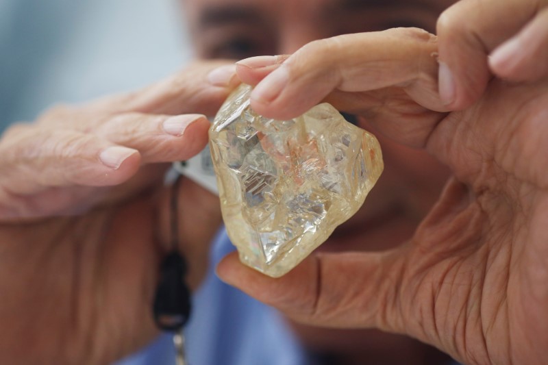 © Reuters. Gema conhecida como "Diamante da Paz" é exibida antes de seu leilão, em Ramat Gan, Israel