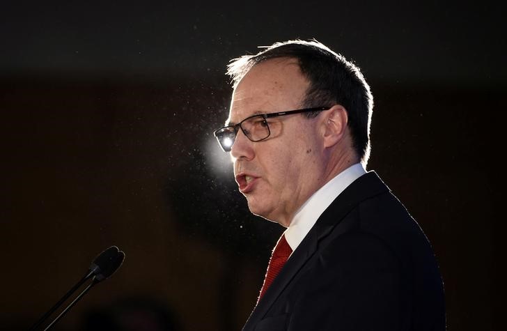 © Reuters. Vice-líder do partido norte-irlandês DUP, Nigel Dodds, discursa em Belfast