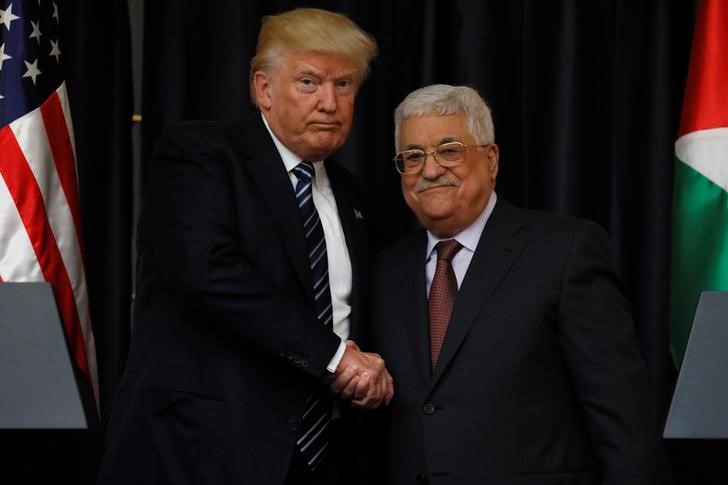 © Reuters. Trump e Abbas se cumprimentam durante encontro na Cisjordânia