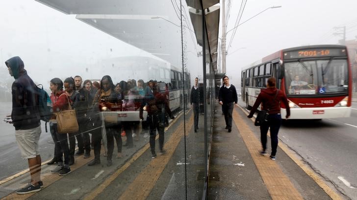 © Reuters. Passageiros fazem fila em ponto de ônibus em São Paulo